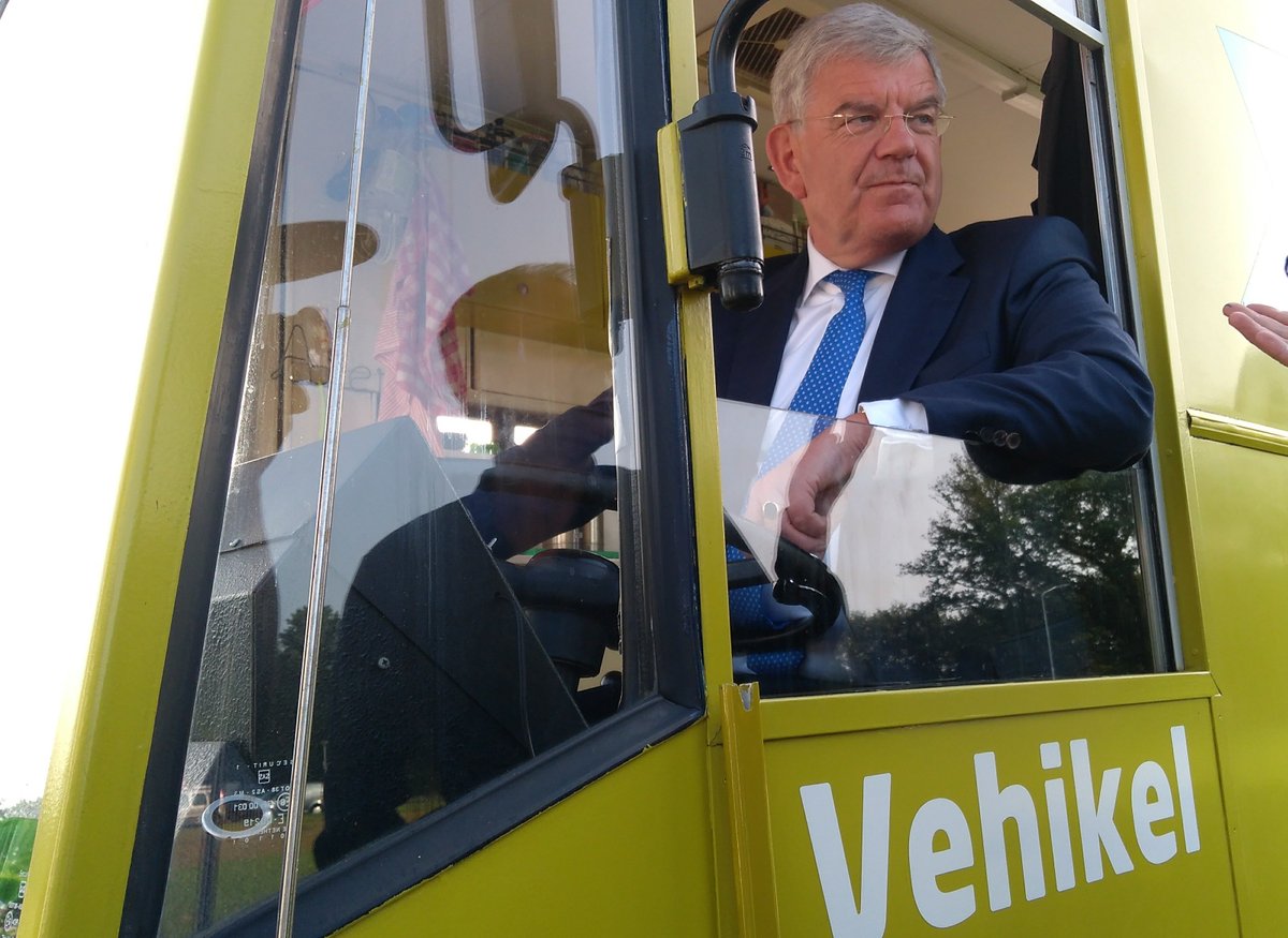 G4GlobalGoals's tweet photo. .@janvanzanen030 nam vanochtend plaats op de driversseat van de @devipbus van #toermee op het #VNGcongres2019! #GlobalGoals https://t.co/ow2bEL8pxQ