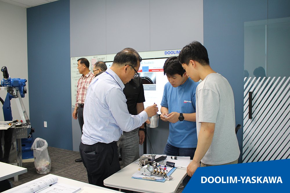 DOOLIM_YASKAWA's tweet image. Now, In Our Training center,
Ssangyong Motors employees are under Painting atomizer disassembly training course.

#DOOLIMYASKAWA #YASKAWA #Paintingrobot #Automation #Automotive #Robot_training #Robotics #Robots #쌍용자동차 #SSANGYONGMOTORS