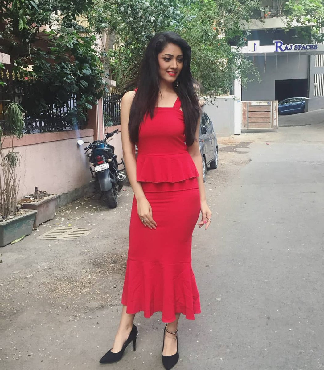 The best part of life is the opportunity to learn something new everyday .just when you think you know it all , you realize you didn't know a thing ❣️
.
Wearing <a href="/stalkbuylove/">StalkBuyLove</a> 👗👚
.
Thanks @jay_varia22 <a href="/thefangal/">Harshita Vaishnav</a>

.
.
.
.
.
#love #TFLers #tweegram #photooftheday  #amazing #Smile