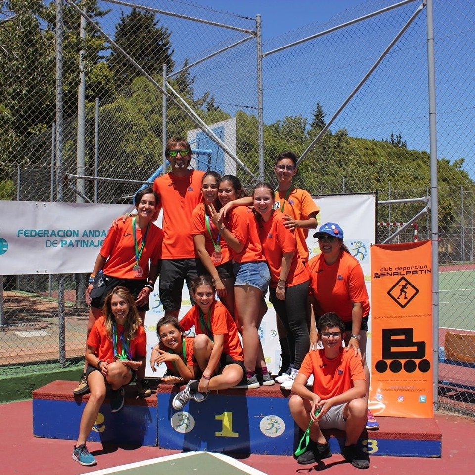 El pasado sábado <a href="/Benalpatin/">Club Benalpatín</a> cerró una magnífica temporada llena de éxitos, y nosotros, además de felicitarlos, queremos invitaros a que os vengáis a patinar con ellos el próximo viernes en la última jornada de #PatinaenlaCalle