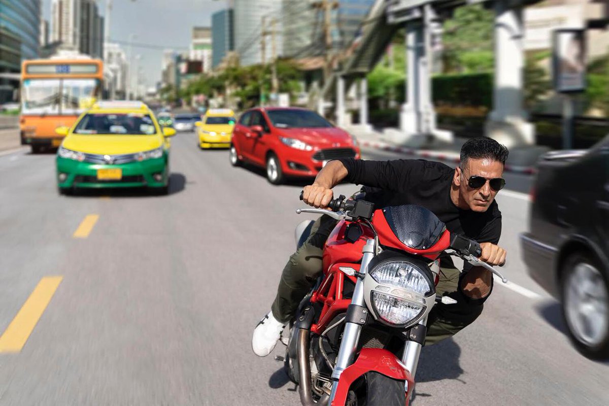 DESIFEEDFILMY's tweet photo. Khiladi Akshay Kumar is all set to raise the bar with #Sooryavanshi. A shot from his shoot in Bangkok is making the noise we all longed for!
 
@akshaykumar  @TeamAkshay @akkikumaritaly @AkshayKumFansWB @Akkistaan https://t.co/zv4PyNA1Pr