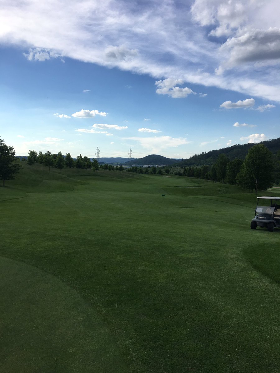 HansdeKort1's tweet photo. Another great golf course near Brno: Kaskada. Great technical discussions with HGK Jiri Kapes on modern surfactants #oarsPS #oarsHS #PBS150 and Ca in #VerdeCalG @sgreenups @Solutions4Turf @AquaAidEU https://t.co/sfa0d6SNbq