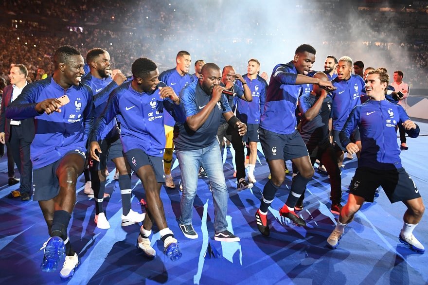 CanapFoot's tweet photo. 🎶🎵J'sais plus si j'suis gaucher ou droitier
Je glisse des 2 pieds , Florian Thauvin 🎶🎵
#FRABOL https://t.co/h9U8SXaLMb
