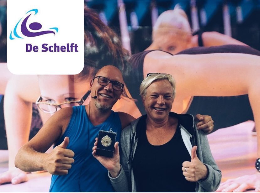 Onze grote winnares Petra Lagerweij heeft haar 🥇 prijs opgehaald bij Optisport Noordwijkerhout 'De Schelft'. Zij werd eerste doordat ze tien 🏋️‍♀️ groepslessen volgde in de maand mei. Binnenkort zien we haar in een gloednieuwe 🎽 sportoutfit verschijnen. #fitness #zwembad #sauna