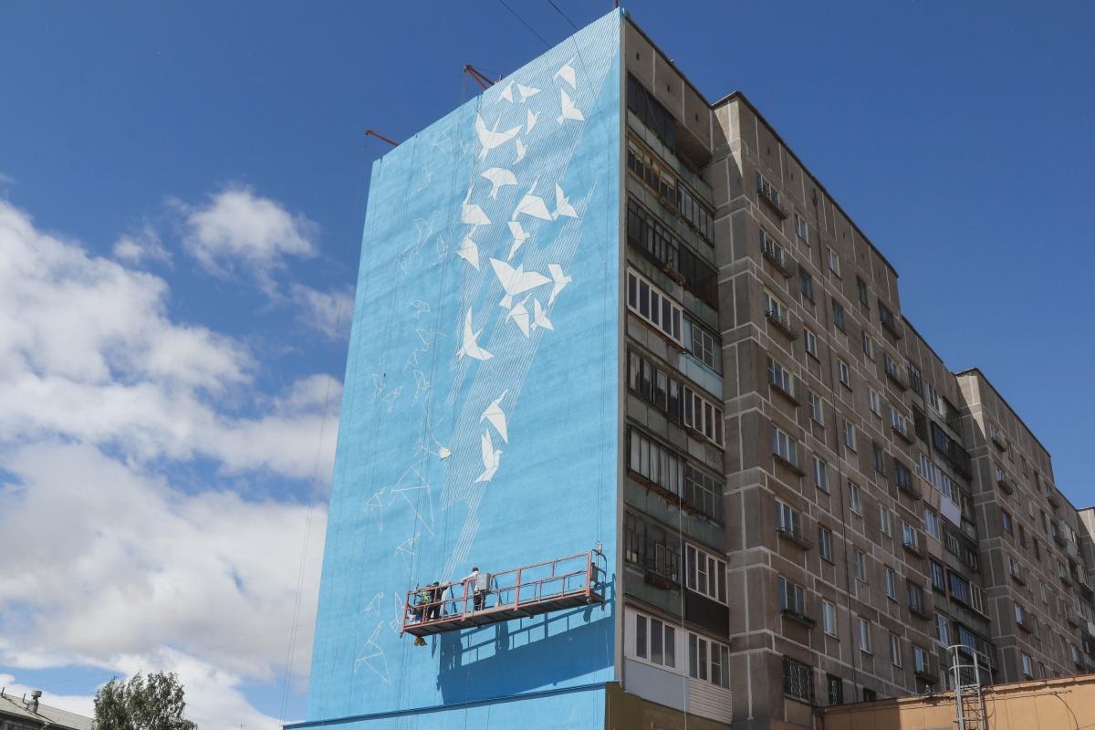 Рисунок на доме в Магнитогорске Маркса 164
