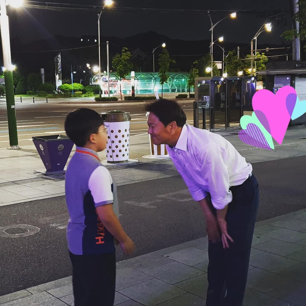 jsdla2019's tweet photo. 최근에 줍줍한 거.
어린이 눈높이 맞춰서 바라보는 거 너무 예쁨ㅠㅠㅠㅠ 요정 맞다고ㅠㅠㅠㅠ
다음 사진 엔지컷이긴 한데 꼬마 악수 청하는 저 공손한 손이 너무 꾸욥 ㅋㅋㅋ
거기서 잠들어있던 생일 선물은 드디어 오늘 전달될...좋아해줬음 좋겠다😊 https://t.co/WVWji10ZJy