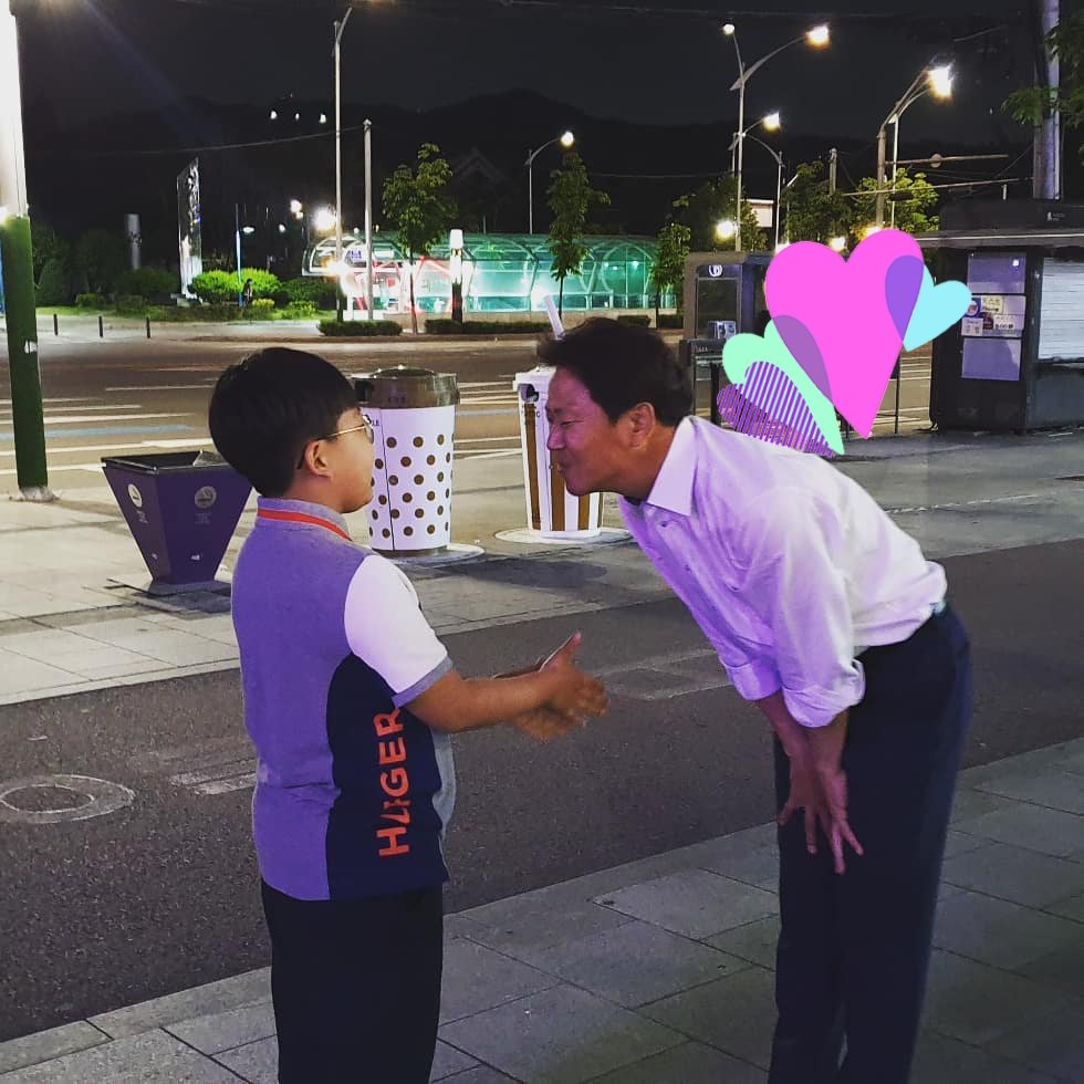jsdla2019's tweet photo. 최근에 줍줍한 거.
어린이 눈높이 맞춰서 바라보는 거 너무 예쁨ㅠㅠㅠㅠ 요정 맞다고ㅠㅠㅠㅠ
다음 사진 엔지컷이긴 한데 꼬마 악수 청하는 저 공손한 손이 너무 꾸욥 ㅋㅋㅋ
거기서 잠들어있던 생일 선물은 드디어 오늘 전달될...좋아해줬음 좋겠다😊 https://t.co/WVWji10ZJy