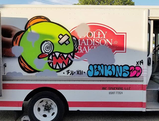 jenkins2d's tweet photo. Swooped in on the Dolly Madison truck then Irish exited
#jenkins2d #streetart #urbanart #spraypaint #graffiti #bluedozencollective #art #painting #txart #kaiju #dollymadison #aaig #mealsonwheels #atxart #atx #gravlabs https://t.co/ALgN3yuvar