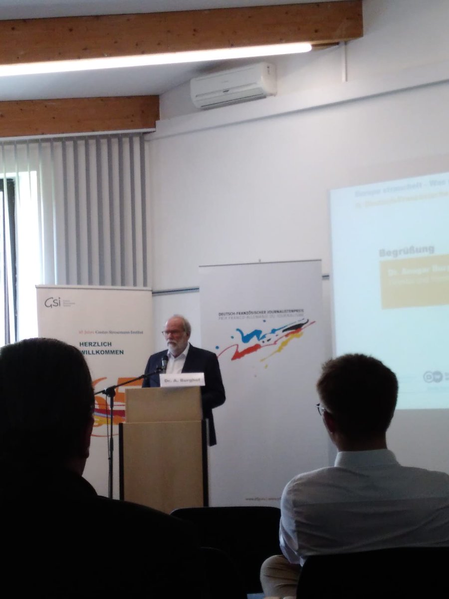 Es geht’s los! Dr. Ansgar Burghof, Direktor des <a href="/GSI_Bonn/">GSI_Bonn</a> eröffnet die Veranstaltung, gleich wird <a href="/MichaelThieser/">Michael Thieser</a>, Geschäftsführer des #DFJP19 eine Keynote-Speech halten…Im Anschluss freuen wir uns auf 3 Expertenforen, bei denen auch Gewinner des DFJP mitdiskutieren!