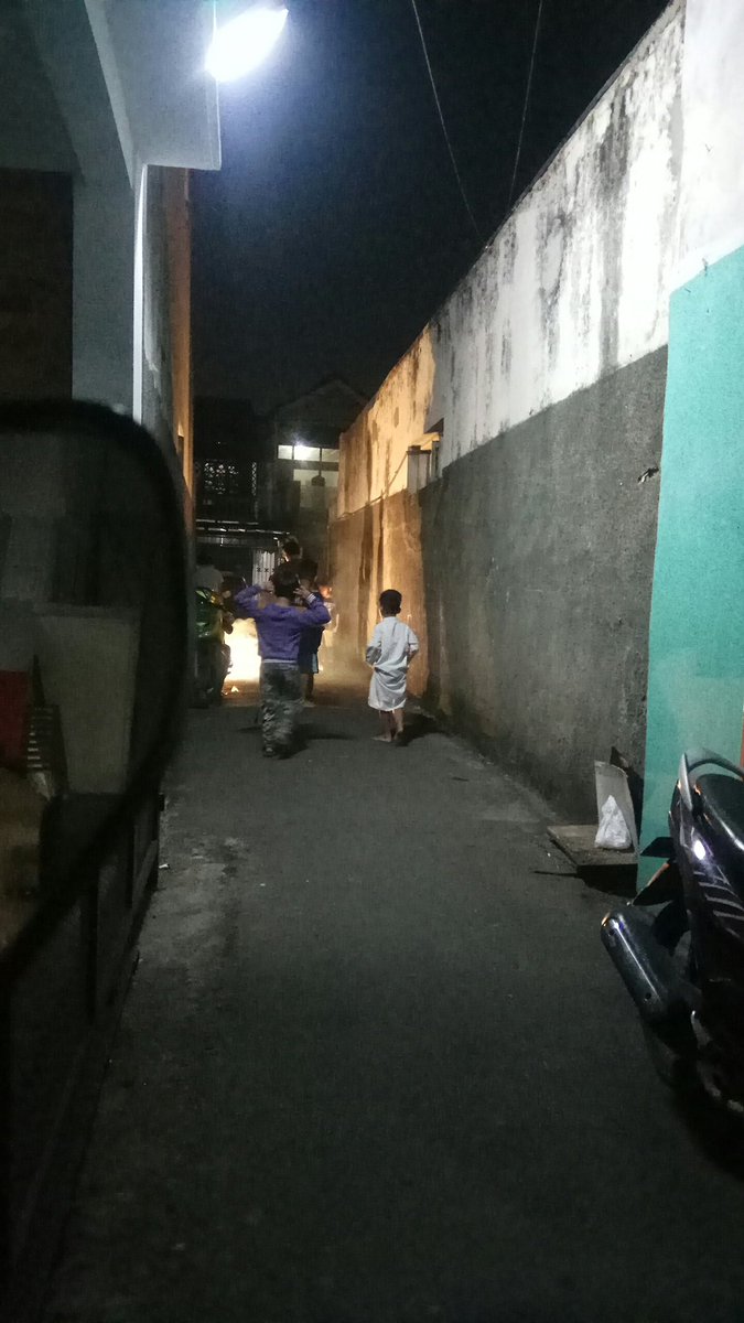 Ngasuh bebenyit maen petasan..