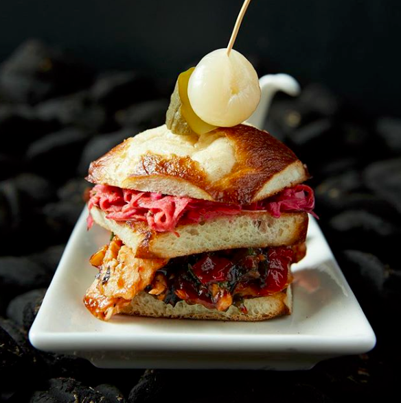 WalkingMatters's tweet photo. Chefs do game day snacks a little better.
๐ธ: @OneidaFS's Zen Collection
#TabletopMatters
#oneida #oneidafs #chef #chefs #cheflife #chefslife #snacks #foodie #chefstable #sliders https://t.co/VeppxgWUB3