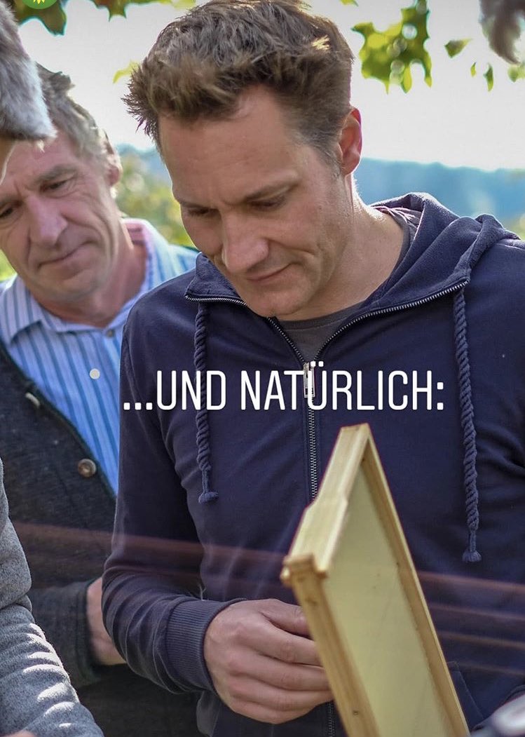 Ludwig Hartmann looking at Bienen

Quelle: Instagram von Grüne Bayern