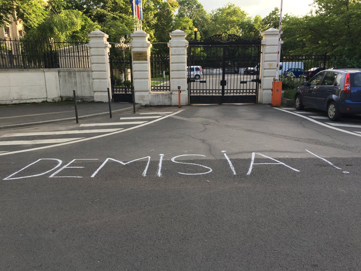 calin_a's tweet photo. #Demisia! Cel mai clar mesaj al românilor afisat in fata MAE, pt. #TeodorMelescanu, un gunoi #bolsevic, care a facut TOTUL pt a sabota votul in strainatate, ca si 🐷#TitusCorlatean! Aceste #JeguriPSD au UMILIT #diaspora, pt. a AJUTA #PSD! #PSDuraste #Romania #MuiePSD #Rezist ✊🏻 https://t.co/F2GRm21e8J