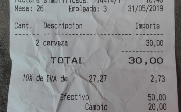 Cervecillass's tweet photo. El bar que cobró 30 euros por dos #cervezas a hinchas ingleses dice que eran dos litros de cerveza con tequila... 

Más info: https://t.co/b8ewzrQZP7 https://t.co/ZjNbVARXGs