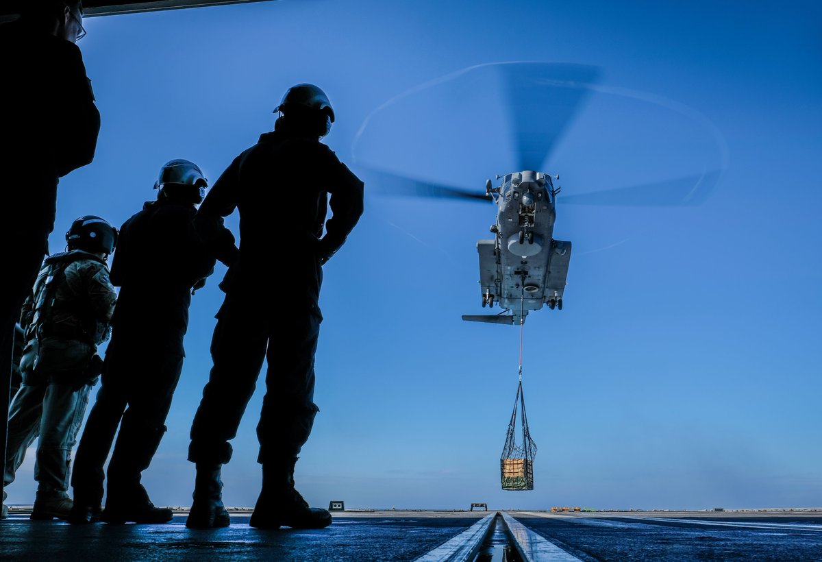 🇳🇱Dutch and 🇨🇦Canadian air crew watch as 🦖Raptor, the CH-148 Cyclone helicopter attached to HMCS TORONTO carries out vertical replenishment training off the flight deck of Standing #NATO Maritime Group 2 flagship HNLMS Evertsen. #interoperability