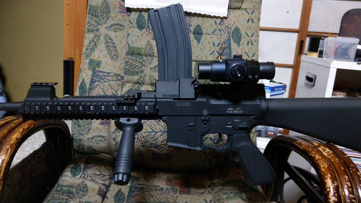 Shu_Mclean's tweet photo. AR-57を衝動買いした。
んで、BLITZ ARMSさんのP90用M4マガジンアダプター付けて変な銃作った。

ブレン軽機関銃みたいで結構気に入ってる。 https://t.co/ksEna70bXs
