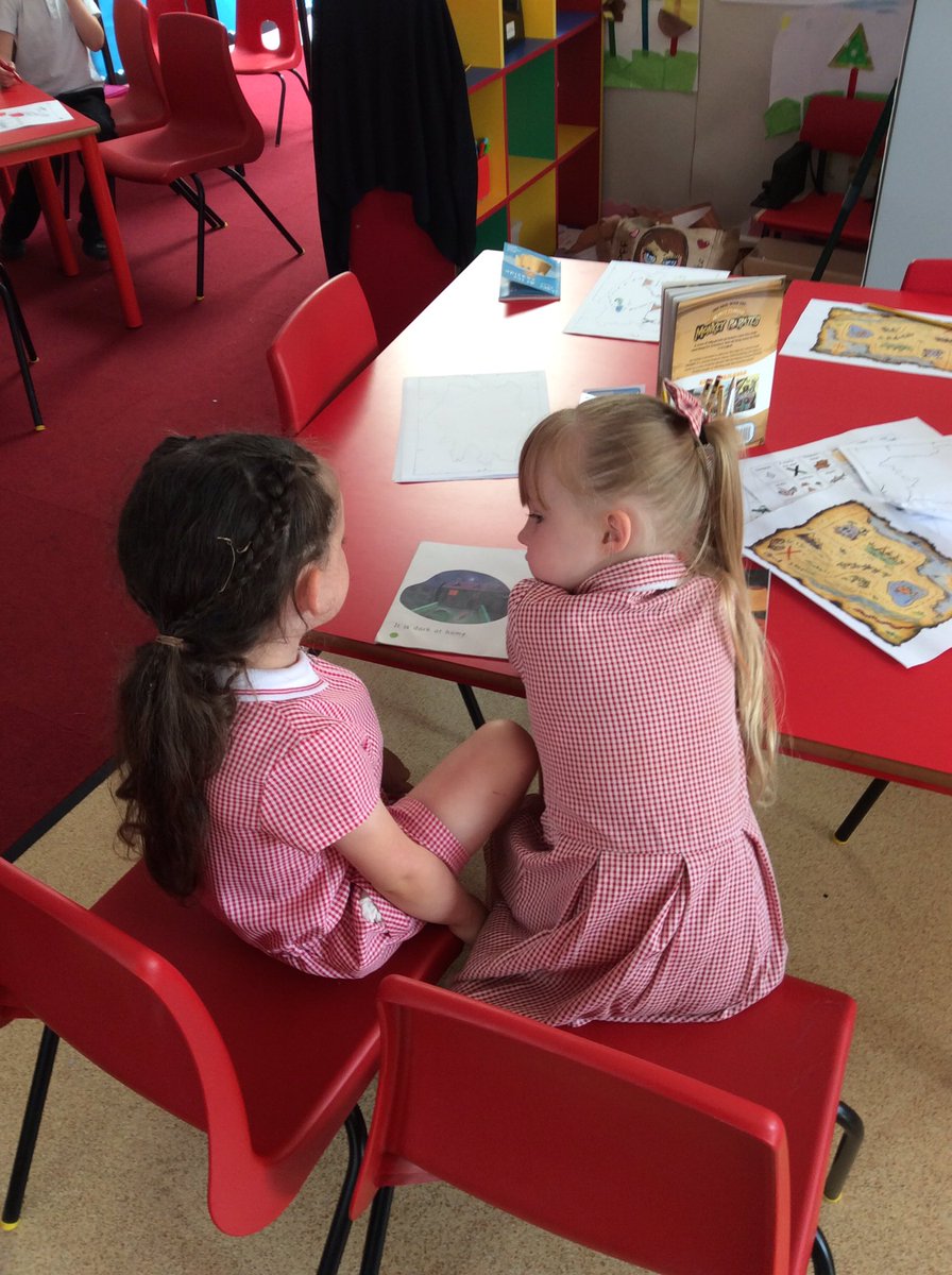 EPAForestSchool's tweet photo. Supporting our peers with their reading 😁
#teamwork
#learnfromeachother
#receptionrocks
@EPA_TabbiesFS2 https://t.co/nE98MwFadk
