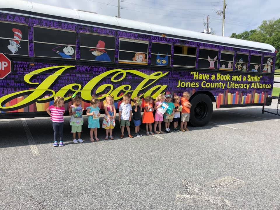 gespups's tweet photo. Come to Gray Elementary today and get lunch and a book! What a great combination! Little Jo is here to kick off our Summer Meals program in Jones County! #greatpups https://t.co/4RWwbTIJvB