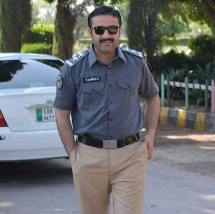 AliSherAfghan's tweet photo. آپ نے جو الفاظ ہمارے بزرگ رہنما کو کہے ہے ذرا وردی اتار کے اسکے سامنے پھر یہ کہو تب دیکھنا تمھارے گانڈ میں سو گولیاں مارتا ہے کہ نہیں.
#PeshawarSitin
#PTM https://t.co/P301FpJV8L