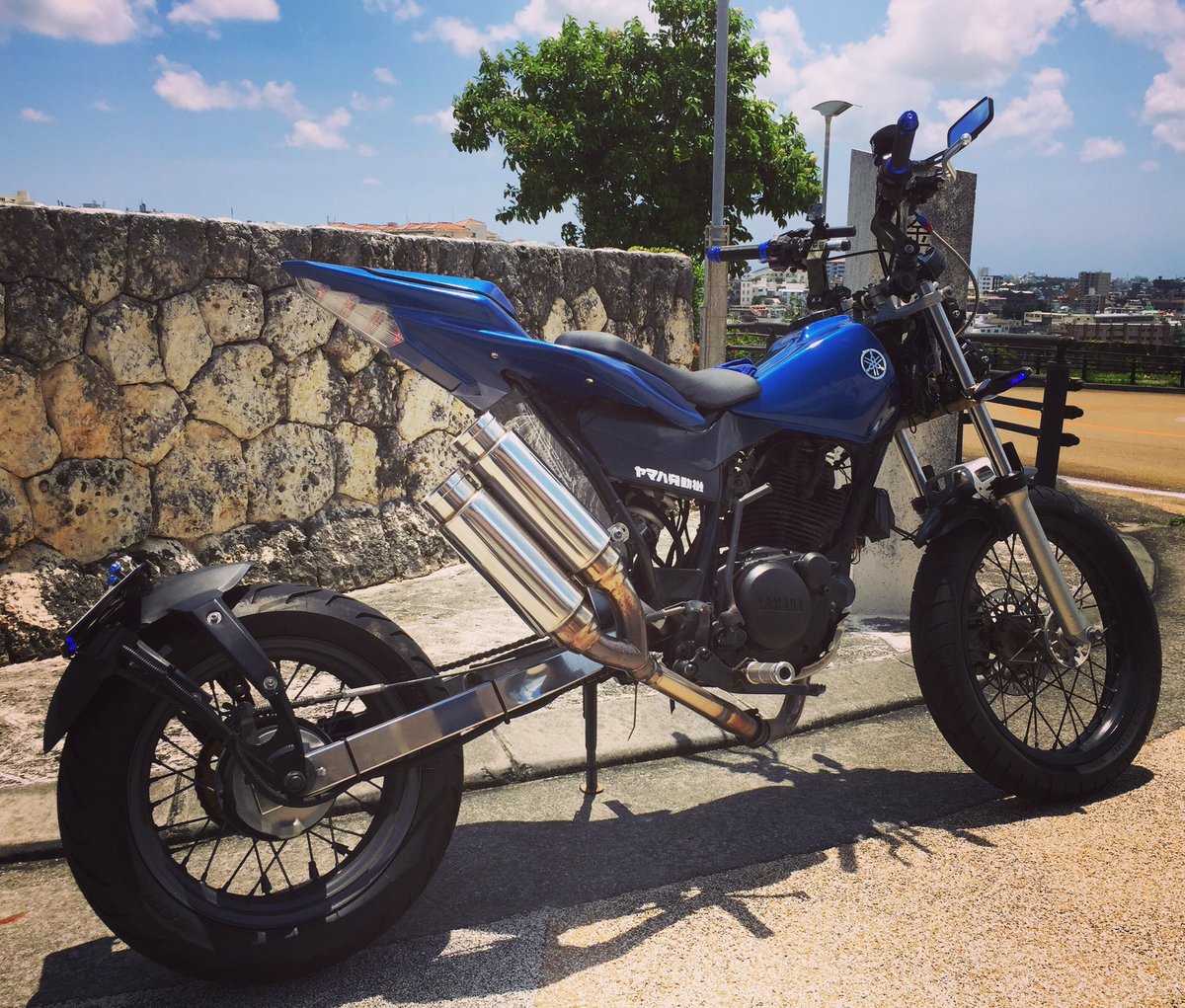 famicomania's tweet photo. YZF-Rミーティング
すっ……………ごく行きたい…
一応…テールは…R6…
#TW200 #tw200custom #tw200カスタム #YZF #バイク好きな人と繋がりたい #バイク好き #バイク乗りと繋がりたい #中年ライダー #ヤマハバイク #沖縄のバイク乗り https://t.co/zDv5WlWRTD… https://t.co/ymfXUbfcic