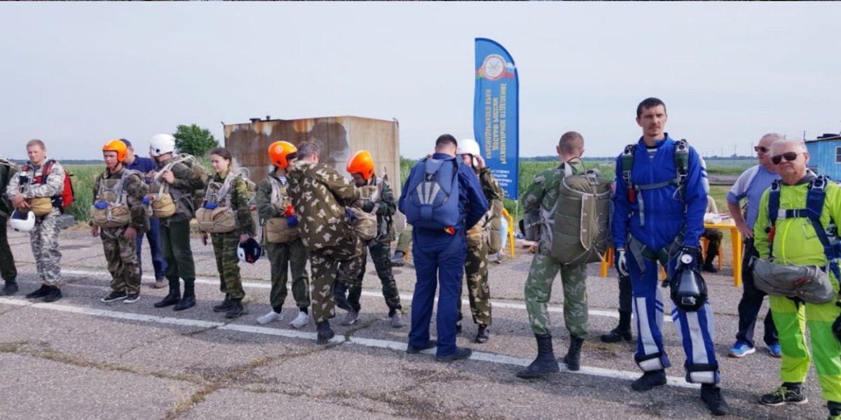 PriazStepi's tweet image. priazovka.ru/molodyozhnyi-m… В Ейске полицейские и воспитанники клубов прыгнули с парашютом