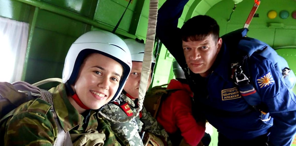 PriazStepi's tweet image. priazovka.ru/molodyozhnyi-m… В Ейске полицейские и воспитанники клубов прыгнули с парашютом