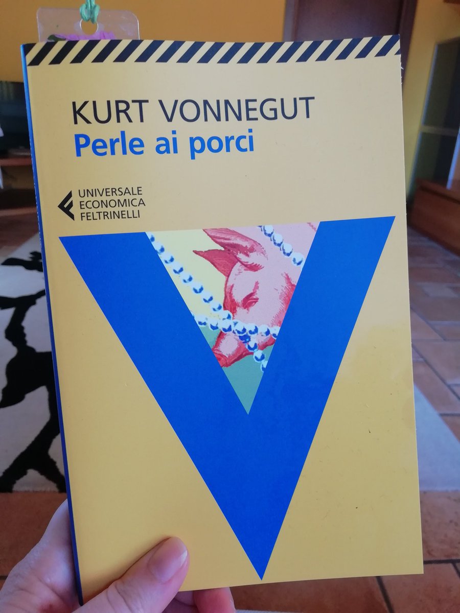 Estate, tempo di letture in spiaggia. Purtroppo la spiaggia per me è ancora lontana ma non ci scoraggiamo. 😅 Giusto ieri ho iniziato a leggere "Perle ai porci", lo avete letto? 📚💕