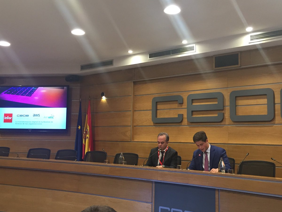 BelenPiorno's tweet photo. 📣@MariaGonzalezX0 presidenta de #Industria40 de @AMETIC_es hoy en @CEOE_ES hablando sobre activos digitales conectados.
🏭 industria automatizada digital vs manual
🤖  #Robots #Optimization #seguridad #productividad #BigData #Conectividad #Prediction #datos https://t.co/qWoHpVuKA2