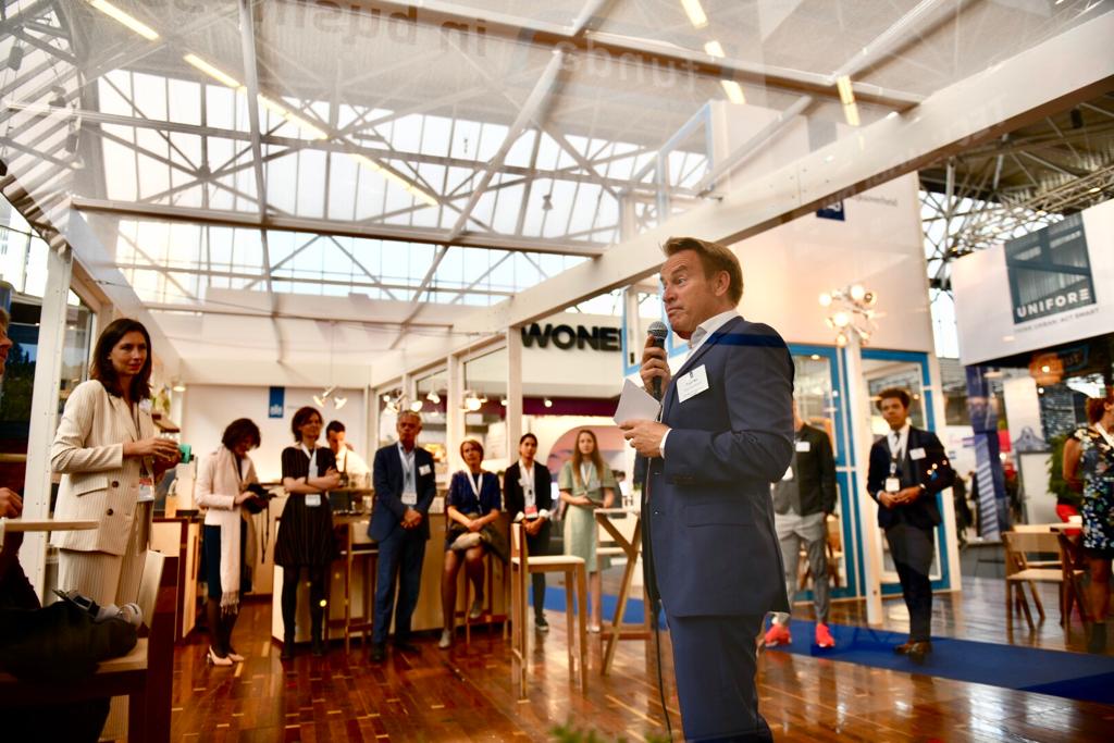 RijksvastgoedNL's tweet photo. De #PROVADA is nu officieel begonnen. Onze stand is geopend door directeur Roger Mol en dit jaar is ie helemaal nieuw en #circulair met onder andere een vloer gemaakt van een voormalige gymzaalvloer! Kom je 'm bewonderen? Tot straks! @ByggArch @PROVADAre #duurzaam https://t.co/WH9RcGpkvt