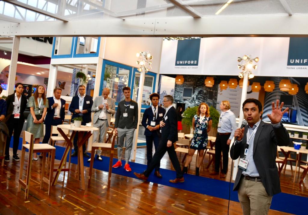 De #PROVADA is nu officieel begonnen. Onze stand is geopend door directeur Roger Mol en dit jaar is ie helemaal nieuw en #circulair met onder andere een vloer gemaakt van een voormalige gymzaalvloer! Kom je 'm bewonderen? Tot straks! <a href="/ByggArch/">bygg architecture</a> <a href="/PROVADAre/">PROVADA</a> #duurzaam
