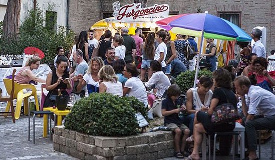 Da oggi, tutti i martedì d'estate alle 19, torna il “San Pietrino Summer Street”, in piazza Mosca. Novità!! Laboratori per bambini “Il bello a piedi scalzi”, con i Musei Civici #pesaromusei ow.ly/wCSj50uvodt