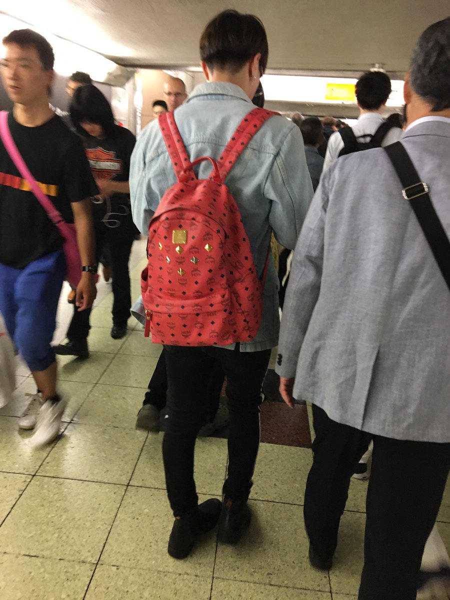 MCM リュック　韓国　歌舞伎　お洒落 通称「歌舞伎町のランドセル」と呼ばれているMCMのピンクのリュックを