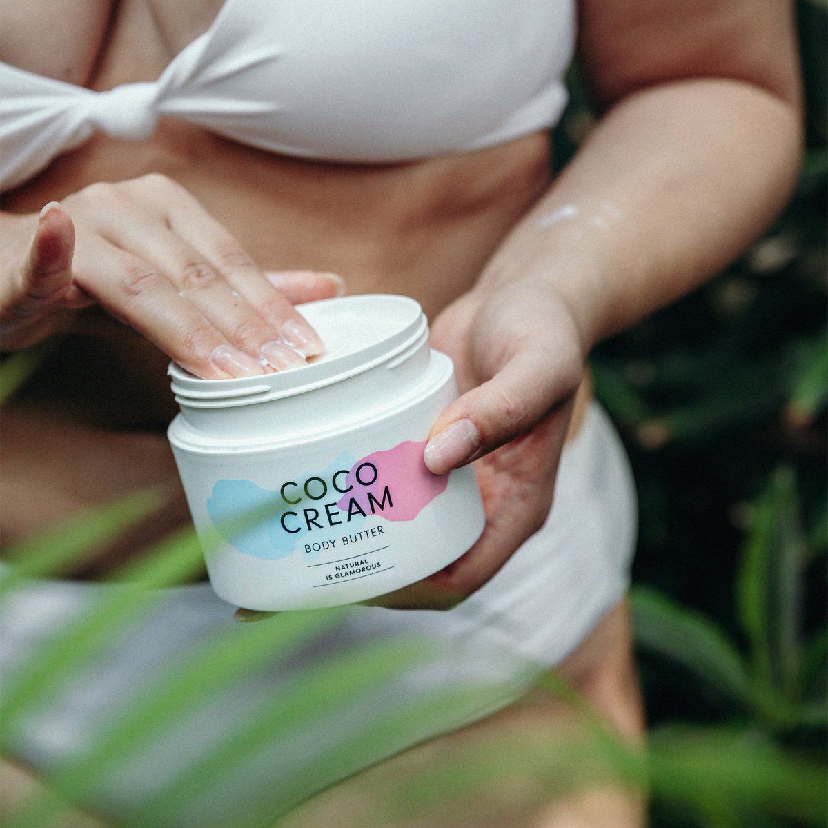 hellobody_fr's tweet photo. Hello #JUIN ! ☀Chaleur caniculaire dehors, parfum des tropiques dans ta salle de bain. Laissez nous vous présenter ce mois-ci, nos produits nourrissants et crémeux, parfaits en après-soleil ! ⛱ #CocoCream https://t.co/Lnl98RV065