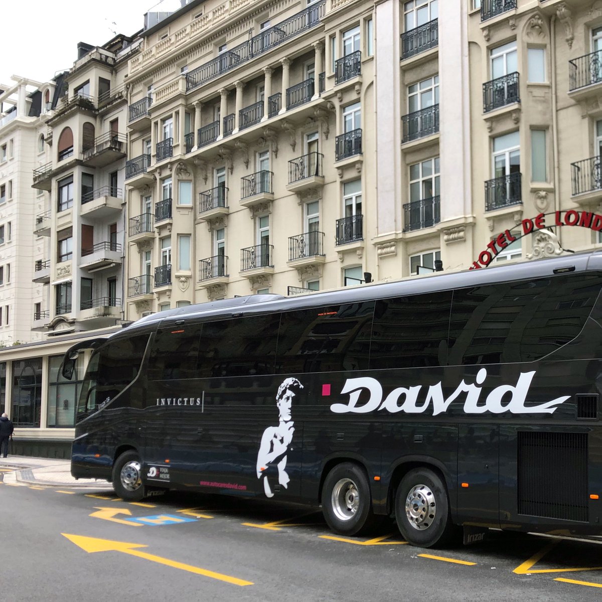 autocaresdavid's tweet photo. Nuestro super bús más VIP ya está en la calle. #Invictus se desliza elegante por San Sebastián posando hoy en el Hotel Londres. Si todavía no conocéis a este obra maestra, entrad en nuestra web y descrubidlo: https://t.co/oCFyi2Yc41
#ViajandoConDavid #Invictus #Experiencias https://t.co/Y83K9SwwPH