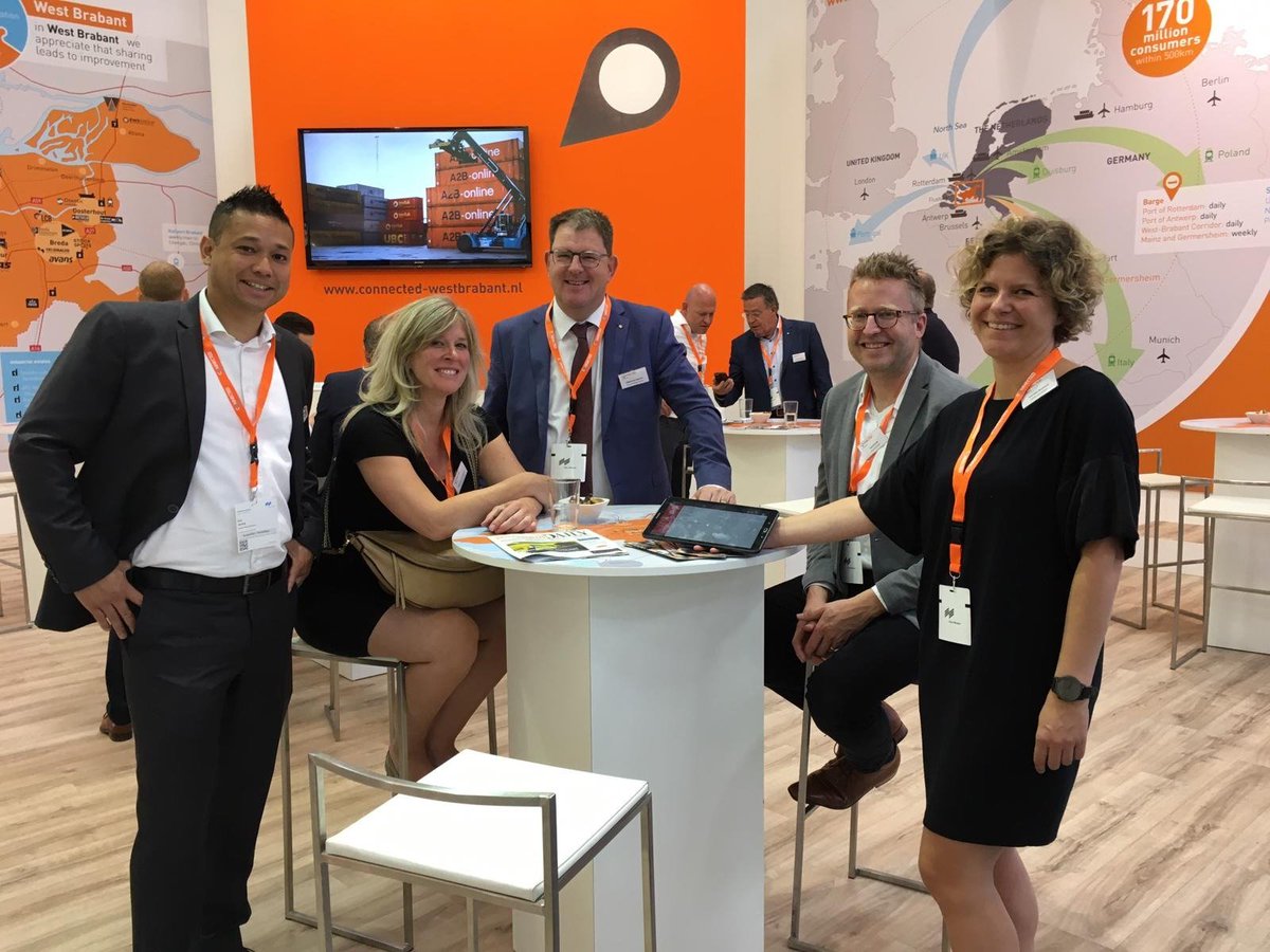 CONNECTED_WB's tweet photo. @transport_messe is begonnen en de CONNECTED 'crew' van vandaag is er helemaal klaar voor. Hal A4, stand 309. Je bent van harte welkom! https://t.co/V3KlV84Laq