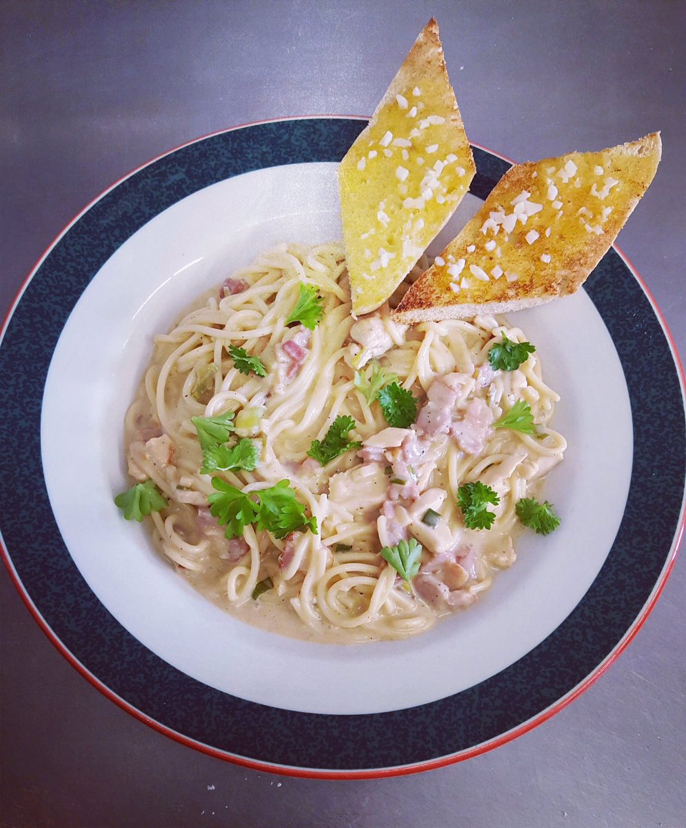 TheVoluntter's tweet photo. One of the new additions to our Spring Menu, chicken carbonara with garlic bread, all homemade. Proving to be a fast favourite As well 😊 #springmenu #newfood #carbonara #chicken #garlicbread #homemade #fastfavorite #lewes #publife https://t.co/j79IXblcQL