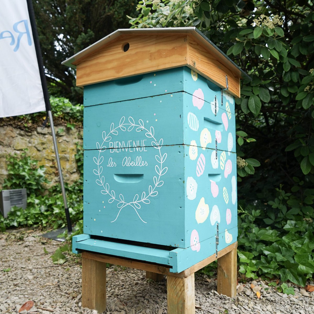 VilledeReims's tweet photo. La ville de #Reims inaugure, place du Forum au #Cryptoportique, sa 150e ruche urbaine ! Objectif ? Faire découvrir au plus grand nombre le monde passionnant des #abeilles ou encore préserver la biodiversité. #ApicultureUrbaine #SEDD https://t.co/4fSFWxH2wP
