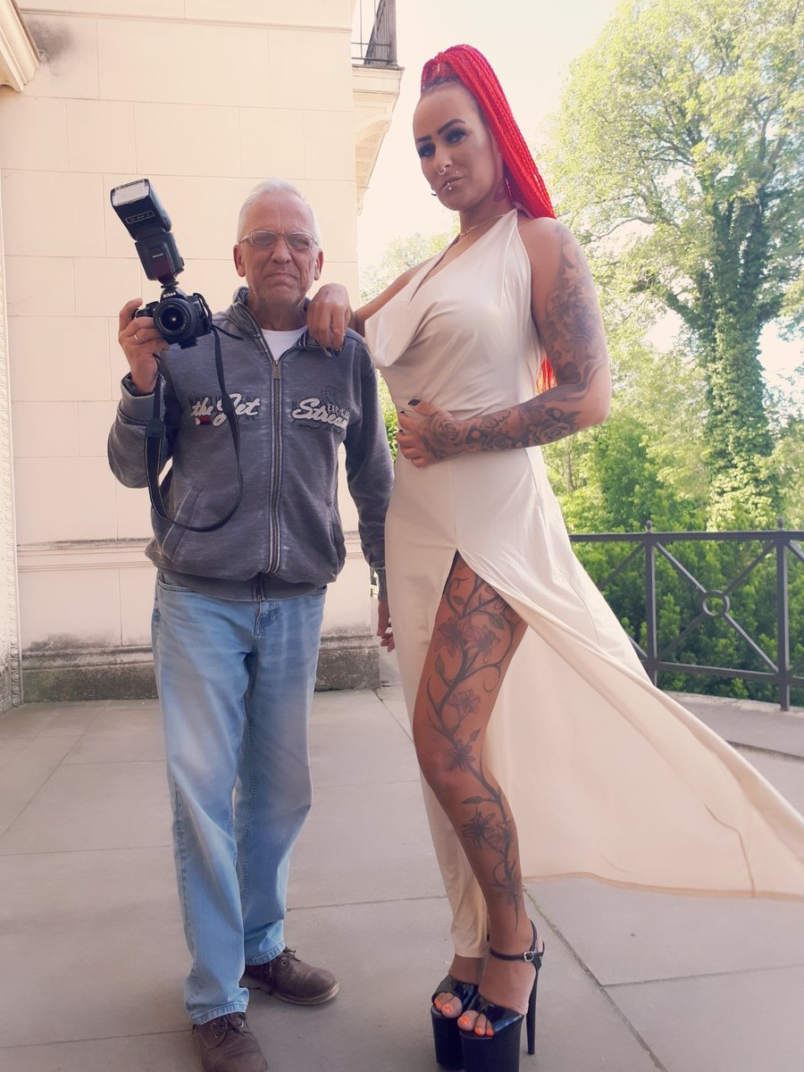 EmjayRosso's tweet photo. Hihi so kleine Fotografen gibt es auch. 😁😁😁 #schloss #glienicke #photoshoot #berlinmodels #photomodel #photoshooting #Tattoo #piercings #ink #inked #inkgirl #girlswithtattoos #girlswithpiercingsandtattoos #tattoomodel #tattoogirls #pinup #germangirl #germanmodels #outtakes https://t.co/SWNEVQNWrq