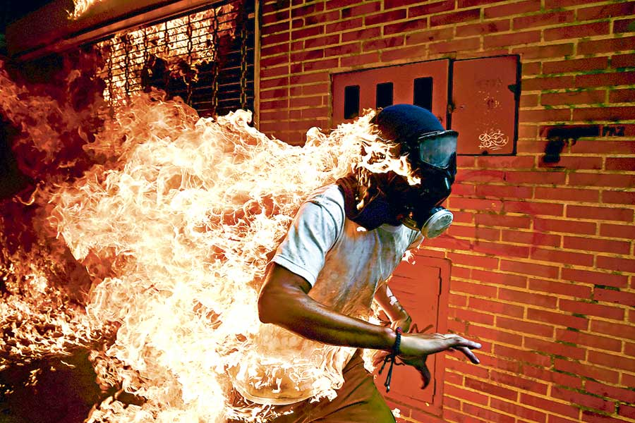 killermedia's tweet image. Bruciamo, Diventiamo Carboni per Disegnare quello che non c&apos;è!

#designerjob