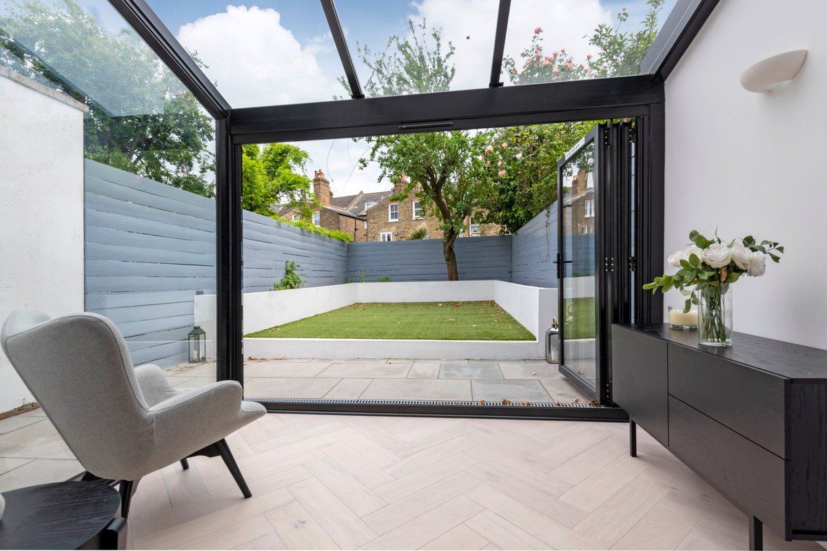 #pricereduction A charming bay fronted #Victorian mid-terrace presented in excellent decorative order. bit.ly/2K1LozR #forsale #Wandsworth #JDW #TrustedforGenerations