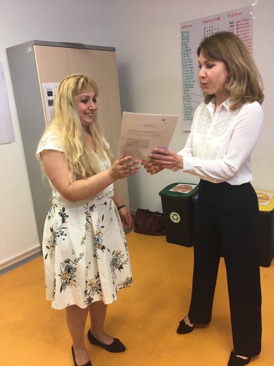BAMF_Dialog's tweet photo. Heute besuchen wir in München die abschließende Stunde eines allg. #Integrationskurs|es bei der @InitiativGruppe. Auch bei der #Zertifikatsübergabe sind wir natürlich mit dabei. Herzliche Glückwünsche an alle #erfolgreich|en Teilnehmer*innen! 💐 #BAMFIntegration https://t.co/IleTYuxq69