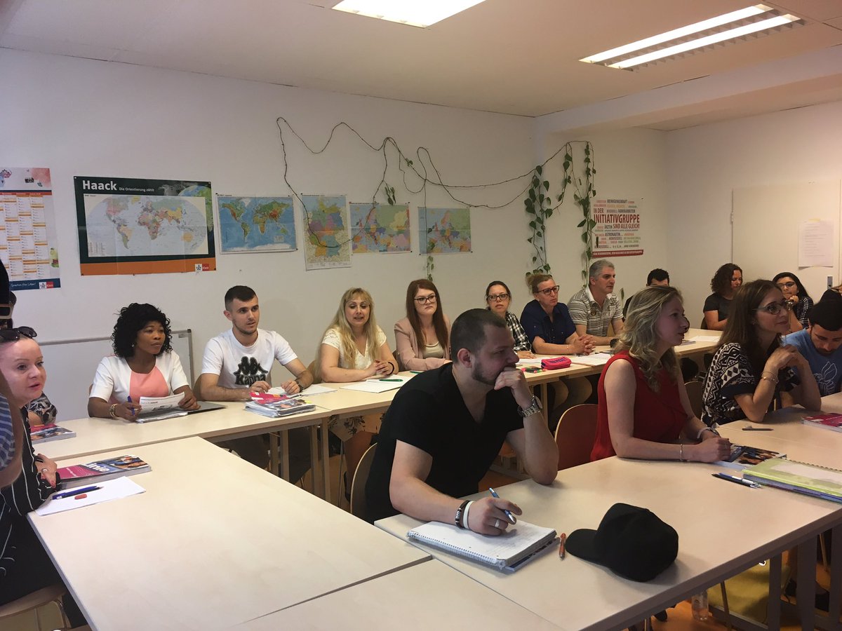 BAMF_Dialog's tweet photo. Heute besuchen wir in München die abschließende Stunde eines allg. #Integrationskurs|es bei der @InitiativGruppe. Auch bei der #Zertifikatsübergabe sind wir natürlich mit dabei. Herzliche Glückwünsche an alle #erfolgreich|en Teilnehmer*innen! 💐 #BAMFIntegration https://t.co/IleTYuxq69