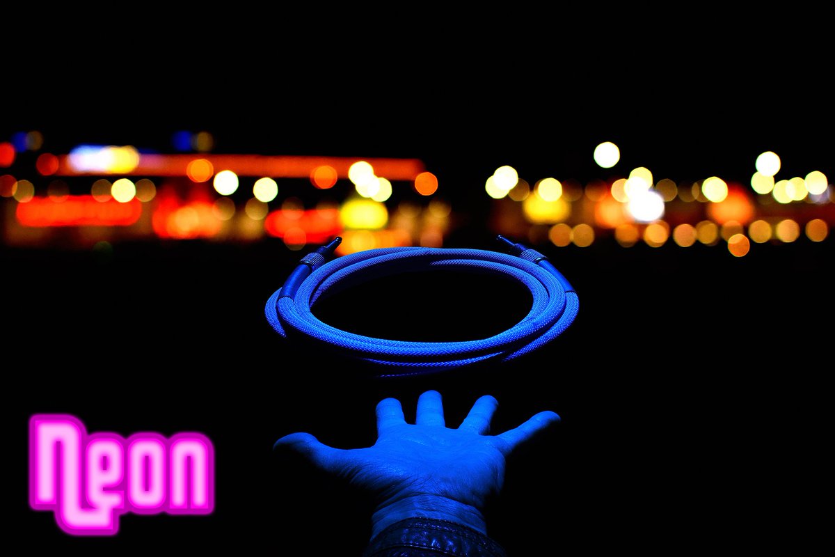 UroCables's tweet photo. Azul intenso que recorre una cable de acabado, robusto, fuerte, duradero y de una transparencia increíble. Acabado Neon, disponible en todos los cables Uro. https://t.co/x1YWEKkIxm