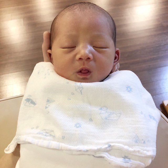 El álbum terminaba en junio, mostrando las primeras fotografías tomadas al pequeño Jorel en el hospital el día de su nacimiento.—

                                         🌙🖤