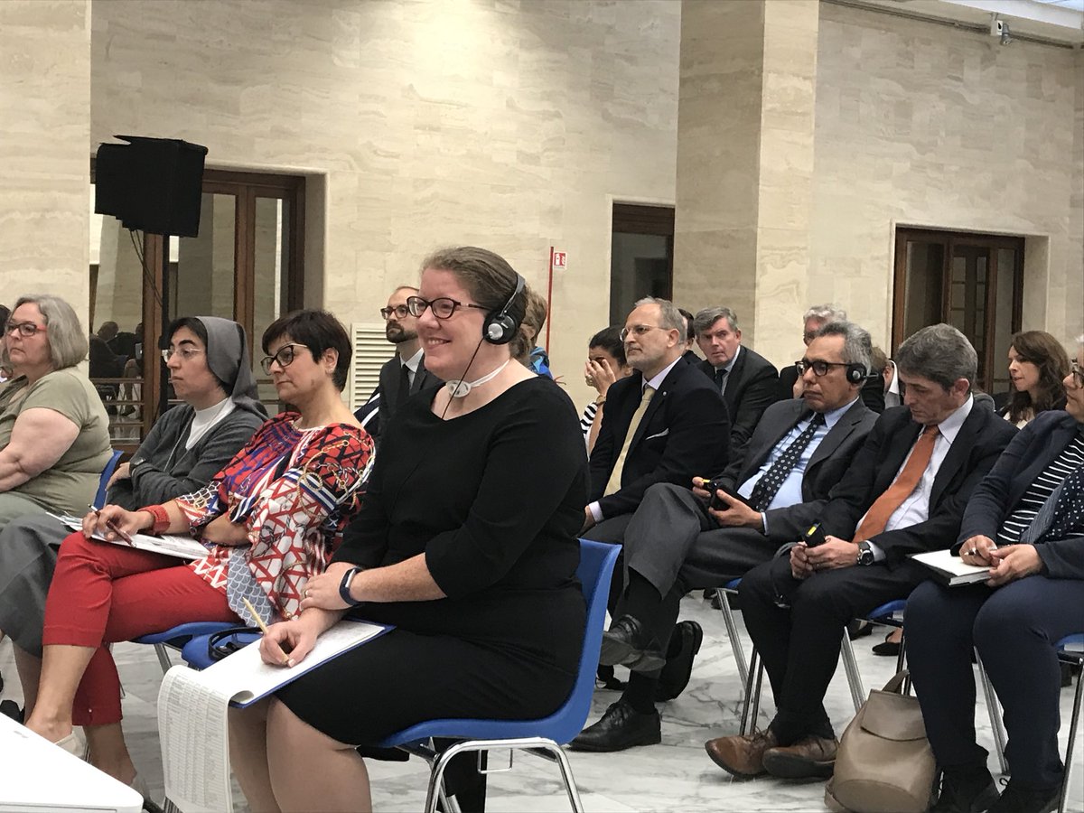 Suggestions so far: make friends with those you disagree with; create zones where atmosphere is not hostile; be a creative minority. #SocialMediaVatican