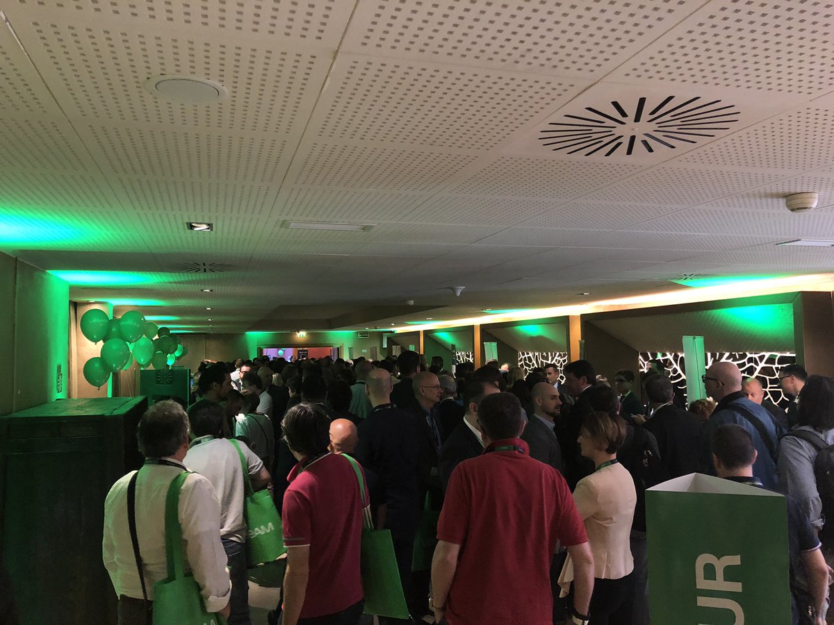 MarcoLorux's tweet photo. La moltitudine #VeeamONTour #fullhouse #milan #great https://t.co/GlnG9QET0I