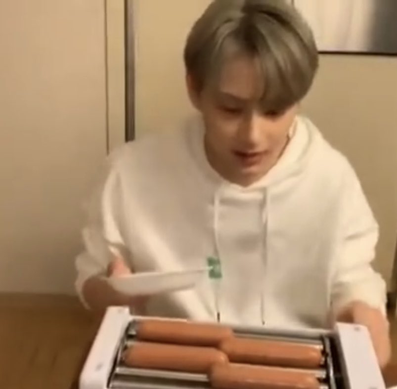 JUNMUNITY's tweet photo. june five po eto miss ko na magtype kuya bakit ganyan chz 
name: chef junhui 
icon: https://t.co/FOpuXNRD2f