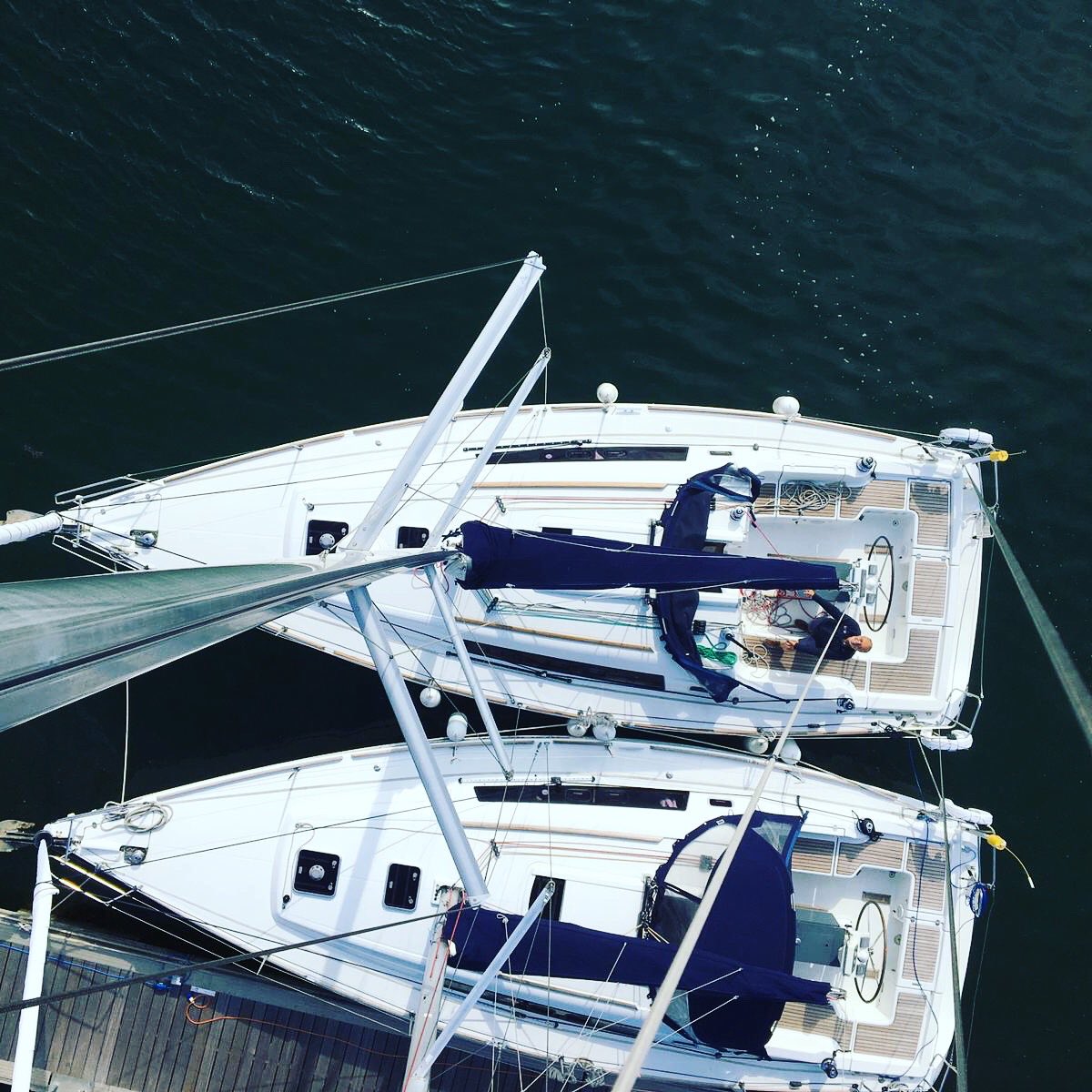 Paddy’s at it again..but this time he’s up the mast! Our Oceanis 37s are beautiful yachts - a stunning shot taken this morning in @MDLPortHamble 🥰 #sailing #yachtlife #solentsailing