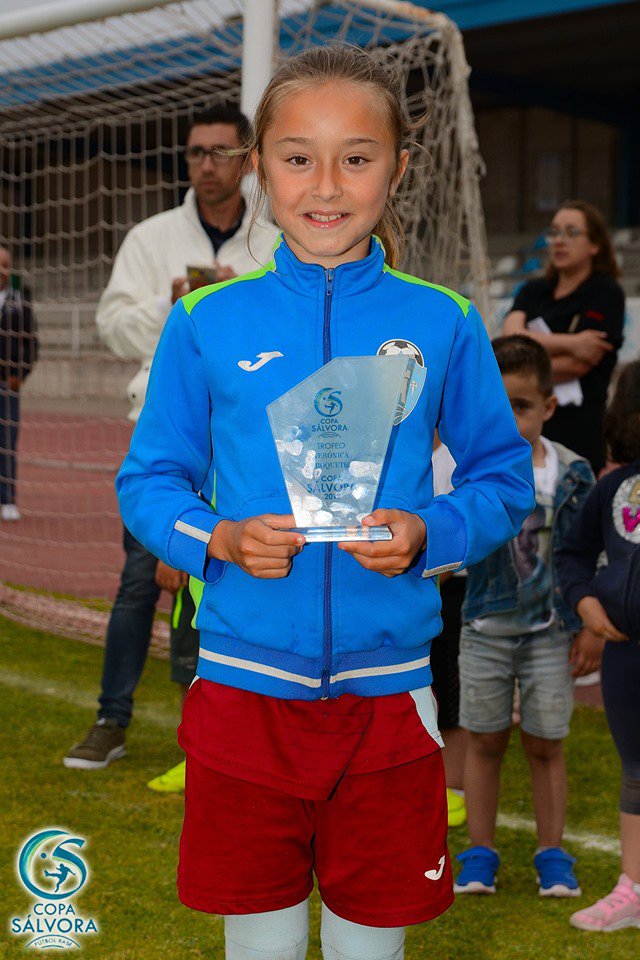 CopaSalvora's tweet photo. TROFEO @VeroBoquete a Mellor xogadora da Copa Sálvora 2019 de F-8: 
LAURA TUBÍO MUÑIZ (Efm Concello de Boiro). https://t.co/Lm6dfdZI5k