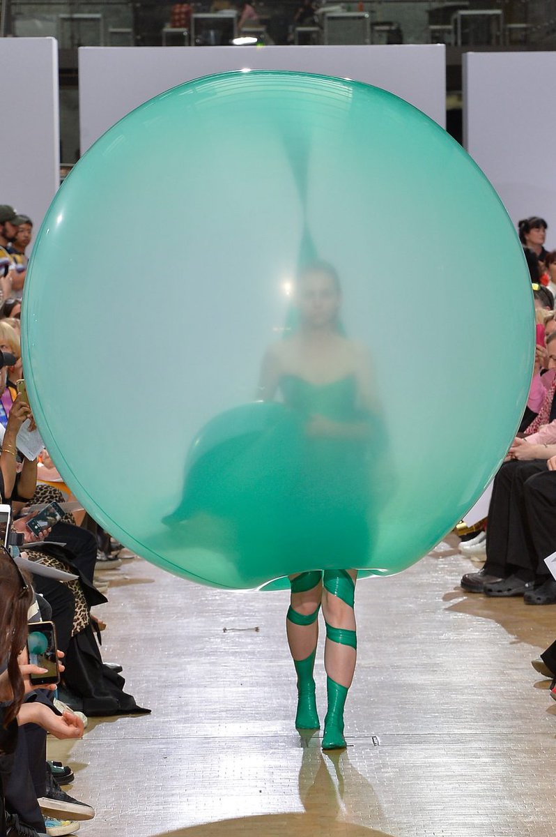 PromostylParis's tweet photo. Norwegian #designer Fredrik Tjaerandsen from #CentralSaintMartins has created #performative #bubbledresses that can be re-inflated and re-worn both in #bubble or #dress mode. It has a #latchsystem which enables the wearer to activate inflation and deflation.
#fashion #runway https://t.co/3zgmh5gtP6